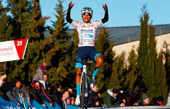 Santiago Buitrago festejando su victoria en la etapa 4 de la Vuelta a la Comunidad Valenciana. FOTO @BHRVictorious