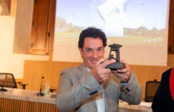 Gustavo Vélez con el Premio Fratelli Rosselli, una icónica escultura en bronce creada por el artista Romano Cosci, nacido en 1939. FOTO Cortesía Nicola Gnesi