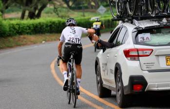 Para acercarse a los ciclistas durante la etapa, los miembros de los carros deben pedir permiso a los comisarios. FOTOS Anderson Bonilla (clásico RCN), Mariano Vimos- Colprensa.