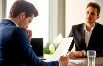 Reclutador analizando la hoja de vida de un candidato en una entrevista de trabajo. FOTO: iStock