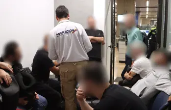 Grupo de turistas proveniente de Nueva York fueron inadmitidos por Migración en el José María. FOTO Cortesía