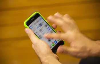 Descargue solo desde tiendas oficiales: evite instalar apps desde enlaces de WhatsApp, SMS o redes sociales. FOTO: Archivo EL COLOMBIANO, Carlos Velásquez