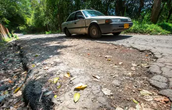 La última vez que le pusieron mano a la vía, según el alcalde, fue en 1998. Desde hace varios años este carreteable sufre un fuerte deterioro y se ha convertido en una trampa peligosa. FOTO JUAN ANTONIO SÁNCHEZ