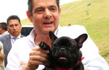 Germán Vargas Lleras y su inseparable Mancho, el bulldog francés que lo acompañó durante años. Ambos descansan en paz. Foto: redes sociales @German_Vargas