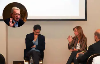 Al fondo el precandidato Iván Cepeda y la presidenta de Amcham, María Claudia Lacouture. FOTO COLPRENSA, AMCHAM. 