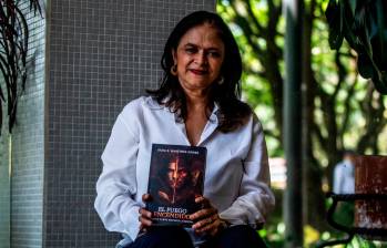 Olga ElenaMartínez es médico, con una especialización en oftamología. La mitad de su tiempo lo dedica a la escritura literaria. Ha publicado dos novelas y trabaja en la tercera. FOTO julio herrera