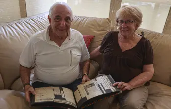 Los hermanos Arturo y Gisela Vayda Shulman sostienen el libro de recortes donde está documentada la historia de lo ocurrido. FOTO Manuel Saldarriaga. 