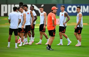 El técnico Néstor Lorenzo inició gira internacional para ultimar detalles de la lista definitiva al Mundial. FOTO AFP 