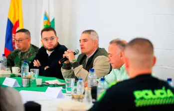 El gobernador Andrés Julián Rendón regresaba del consejo de Seguridad en Yarumal con el secretario de Seguridad de Antioquia, general (r) Luis Eduardo Martínez y otros funcionarios cuando se presentó la alerta del sobrevuelo de varios drones sobre el helicóptero institucional. FOTO: CORTESÍA