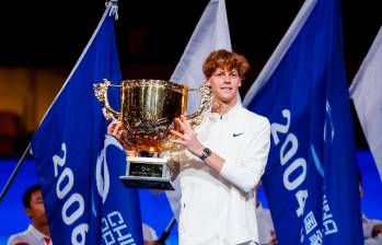 Jack Sinner levantó el trofeo del torneo de Pekín. FOTO X @janniksin