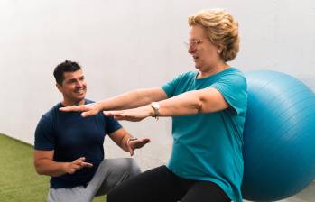 El estudio le hizo seguimiento a pacientes que tras haber padecido en cáncer de colon y haberse sometido a quimioterapias y otros tratamientos, incluyeron ejercicio en su rutina de recuperación. FOTO: Getty