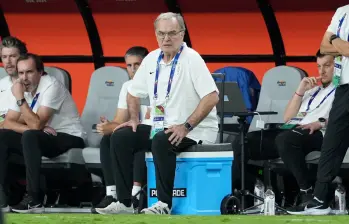 Marcelo Bielsa, técnico de Uruguay, explotó en rueda de prensa luego de quedar eliminado del Mundial. Foto: Getty Images