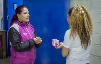 Funcionaria de la Secretaría de las Mujeres hace entrega de insumos para gestionar la menstruación en Medellín. FOTO: Cortesía