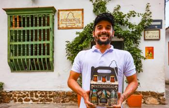 Emilio pasó de hacer 40 cervezas mensuales para sus amigos a tener una planta en la que producen 3.500 cervezas mensuales. FOTO Manuel Saldarriaga