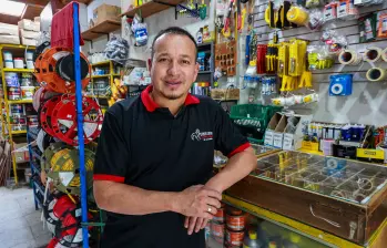 La ferretería genera hoy ocho empleos directos y atiende tanto el casco urbano como las veredas de San José y municipios vecinos. FOTO manuel saldarriaga. 