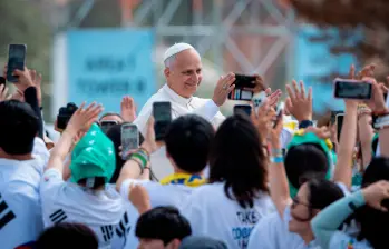 Un grupo de adolescentes en la Santa Misa presidida por el cardenal Pietro Parolin, en el día dos de las Novendiales por Francisco. FOTO GETTY
