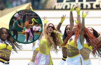 Tras estrenar en vivo el himno oficial del Mundial 2026, Shakira protagonizó un momento viral al quedarse bailando merengue en plena cancha. FOTO: AFP, redes sociales.