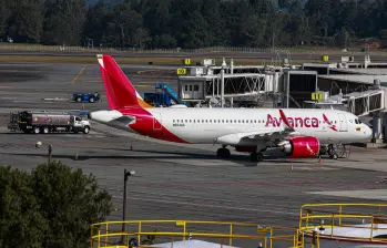 Avianca alertó sobre personas ajenas a la compañía que están contactando a pasajeros para exigirles pagos. FOTO Manuel Saldarriaga