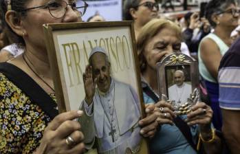 Fieles se reunieron en Argentina para orar por la salud del papa Francisco, nacido en Buenos Aires. FOTO: Getty