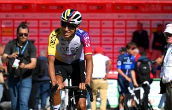 Egan Bernal resolvió su apuro con el pasaporte y podrá viajar a Europa para estar en una de las tres grandes vueltas vistiendo los colores como campeón nacional de Colombia. Foto: Getty Images