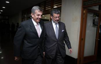 El abogado Jaime Granados (a la derecha) y el Coronel (r) Alfonso Plazas Vega (izquierda) saliendo de una diligencia en la Corte Suprema de Justicia. FOTO Colprensa - Diego Pineda