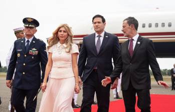 El Canciller Omar Bula (der.) recibió al secretario de Estado de EE. UU., Marco Rubio, y a su esposa Jeanette Dousdebes en Barranquilla. FOTO: Cancillería