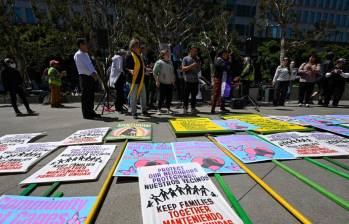 Una multitud se reúne afuera del Edificio Federal Phillip Burton para apoyar a Guillermo Medina Reyes, quien permanece bajo custodia de ICE. FOTO: AFP. 