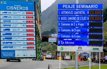 Adelante, el nuevo valor del paso en el peaje de Cisneros. Atrás, punto de cobro en peaje Seminario vía al aeropuerto. FOTO: Jaime Pérez