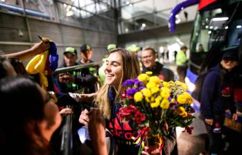 En la imagen aparece la portera Catalina Pérez, con un ramo de flores que recibió a su llegada a Bogotá. FOTO colprensa