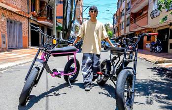 Este es Mateo Bonolly González junto a los dos modelos de bicicletas eléctricas que ha construido hasta ahora. FOTO: Julio César Herrera.