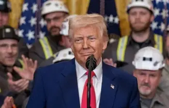 Donald Trump retiró la demanda presentada contra el IRS tras alcanzar un acuerdo con el Departamento de Justicia de Estados Unidos. FOTO: AFP.