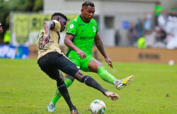 Diego Hernández, de Águilas, y Alfredo Morelos, de Nacional. Foto: Manuel Saldarriaga Quintero.