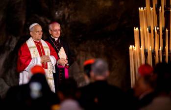 El papa León XIV reza el Rosario junto al arzobispo italiano Diego Ravelli en la Gruta de las Apariciones de Massabielle, en el Santuario de Nuestra Señora de Lourdes. Foto: AFP