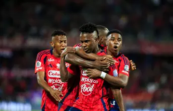 José Ortiz celebrando con sus compañeros tras el doblete frente al América. FOTO CAMILO SUÁREZ