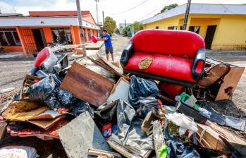 Los habitantes intentan, de alguna manera, salvar las pertenencias que todavía no se han dañado a causa del agua. Foto: Manuel Saldarriaga. 