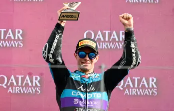 El piloto colombiano David Alonso celebra su tercer podio consecutivo en Moto 2 y el quinto de su primera temporada en la categoría intermedia de Moto GP. FOTO: GETTY