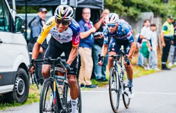 El ciclista colombiano Egan Bernal busca terminar entre los 10 mejores corredores de la ronda ibérica 2025 en la clasificación general. FOTO: TOMADA DEL X DE @LaVuelta