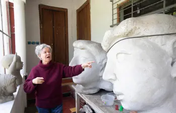 La poeta María Elena Quintero custodia algunas de las obras del maestro Rodrigo Arenas Betancourt. Foto: Esneyder Gutiérrez.