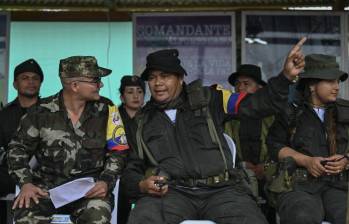 El comandante de la disidencia de las FARC-EP, Calarcá (C) fue dejado en libertad en 2024 al ser interceptado en una caravana de la UNP en Antioquia con dinero, armas y un menor de edad, porque su orden de captura estaba suspendida por el Gobierno Petro. FOTO: AFP