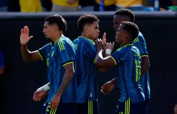 Los jugadores de la Selección Colombia celebran con Jhon Arias, quien marcó doblete ante Jordania, en el último partido amistoso de la Tricolor antes del Mundial de Norteamérica. FOTO GETTY 
