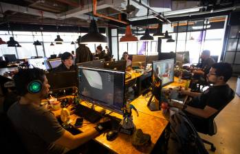 En las oficinas de Polygonus, artistas digitales, desarrolladores y músicos colaboran en la creación de mundos virtuales y proyectos audiovisuales. FOTO ESNEYDER GUTIÉRREZ.