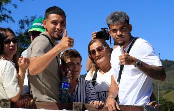 El homenaje incluyó discursos, fotografías, y autógrafos, permitiendo a los fanáticos interactuar de cerca con sus ídolos. Este encuentro no solo celebró los logros de Muñoz y Díaz, sino que también fortaleció el sentido de comunidad y unidad entre los habitantes de Amalfi. Foto: Jaime Pérez