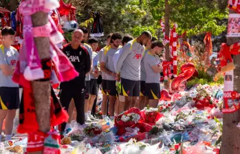 El técnico del equipo, Arne Slot, junto con sus jugadores honran a Diogo Jota y su hermano André en las afueras del estadio de Anfield. Foto:GETTY