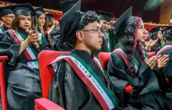 Jhonny pasó por cinco colegios y padeció la dificultad de la inclusión escolar. Al fin se graduó como bachiller. FOTO: Manuel Saldarriaga