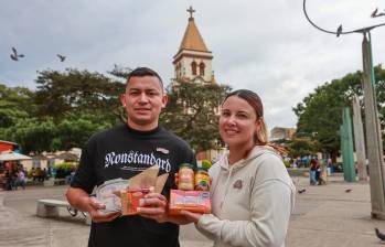 Juan David Duque y Diana Urán transforman 200 litros de leche diarios en queso dulce y otros productos tradicionales de Urrao. FOTO MANUEL SALDARRIAGA