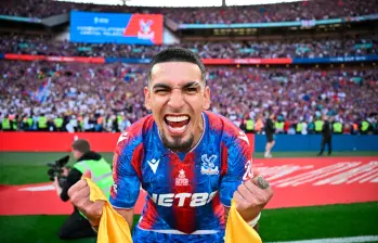 El lateral derecho colombiano Daniel Muñoz fue la gran figura del Crystal Palace en la final de la FA Cup 2025, en la que consiguió el primer título de su historia. FOTO: TOMADA DEL X DE @CPFC