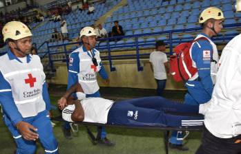 El portero Iván Arboleda es atendido y llevado en camilla al hospital tras ser herido por el impacto de una piedra en las cercanías del estadio Sierra Nevada, Santa Marta. Montiner Alvis Arrieta - Colprensa.