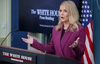 La secretaria de prensa de la Casa Blanca, Karoline Leavitt, fue cuestionada por la invitación de Gustavo Petro a Donald Trump. FOTO:Getty 