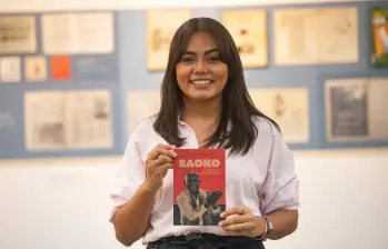 Andrea Barraza con la biografía de Wilson Manyoma. FOTO Esneyder Gutiérrez