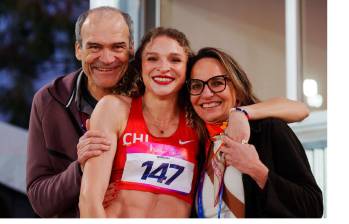 Martina Weil celebró junto a sus padres, Ximena Restrepo y Gert Weil, después de batir el récord de los 400 metros que su madre había establecido hace 32 años. FOTO: X-PANAMSPORTS